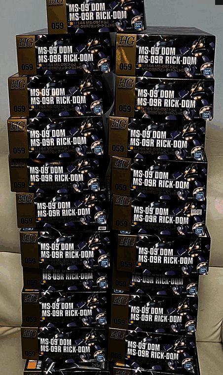 堆积如山的钢普拉盒子