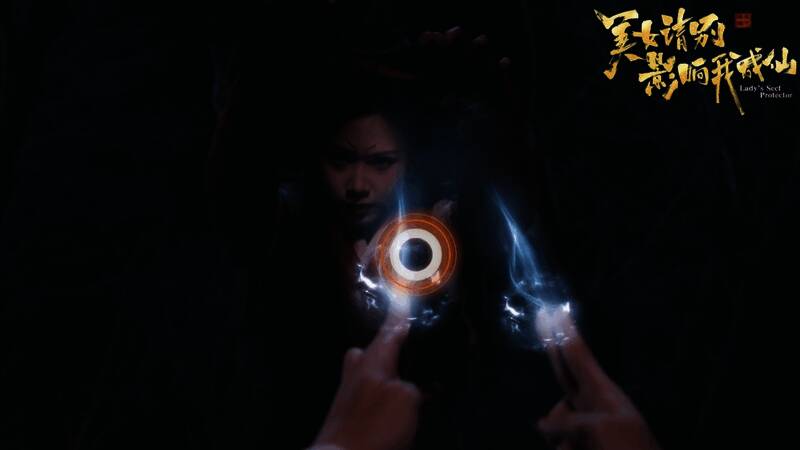 两位角色正在进行行酒令互动，背景为装饰华丽的室内场景，气氛轻松愉快