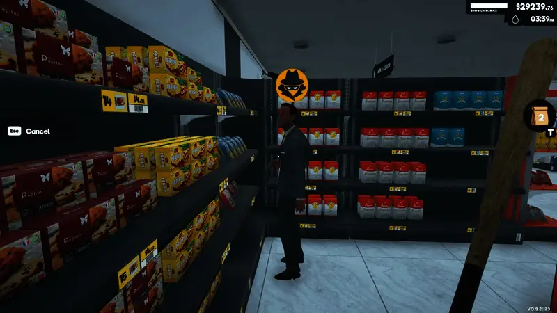 储藏室内部，多个纸箱堆放在地，部分已被打开取出物品