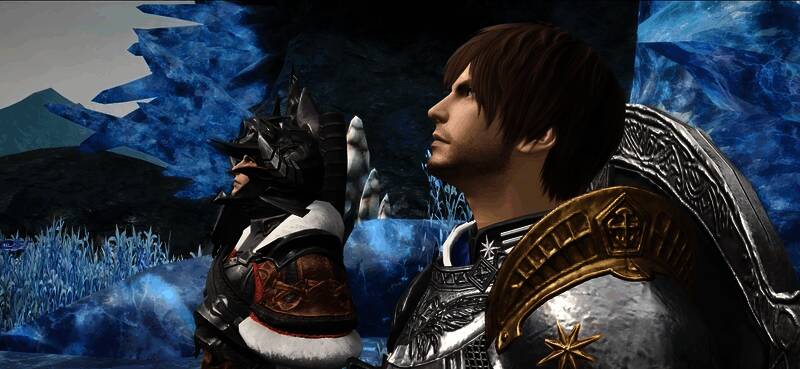 骑士造型光之战士手持武器,背景为繁华街道