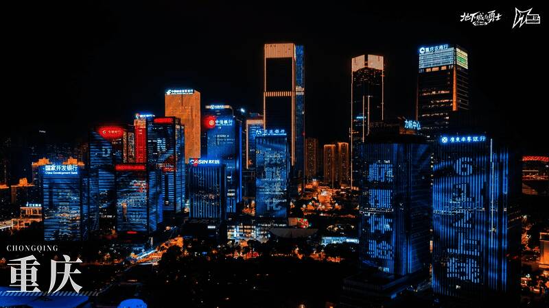 无人机表演与城市楼宇灯光同步点亮夜空