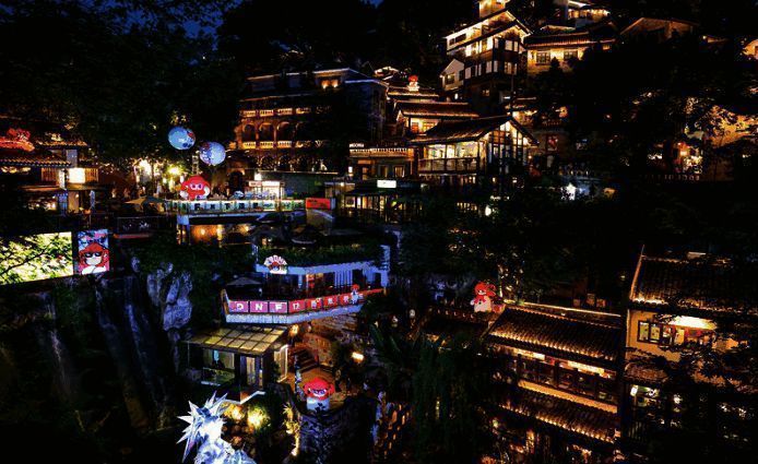 DNF主题园区内游客络绎不绝,现场气氛热烈