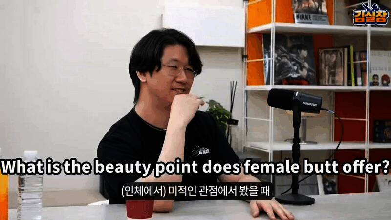 主持人边听边笑的画面记录