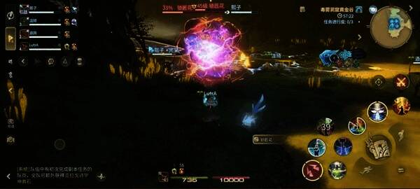 玩家团队躲避BOSS技能的画面，角色分散站位合理