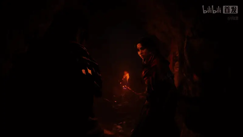 主角骑马疾驰于山道之间，身后尘土飞扬