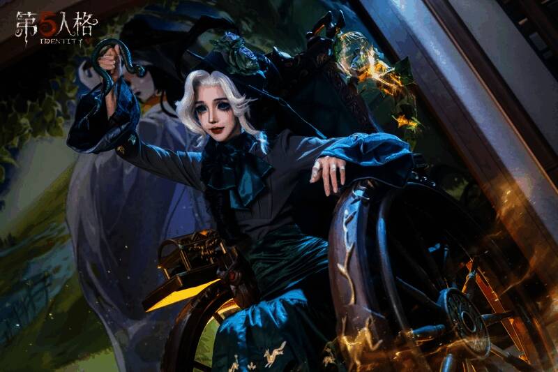 COSER高度还原游戏中的前锋角色，动作姿势极具张力，吸引众多粉丝围观合影