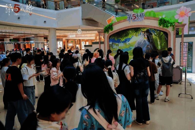 线上活动页面展示前锋手持夏日冰饮与奖杯，背景充满节日氛围