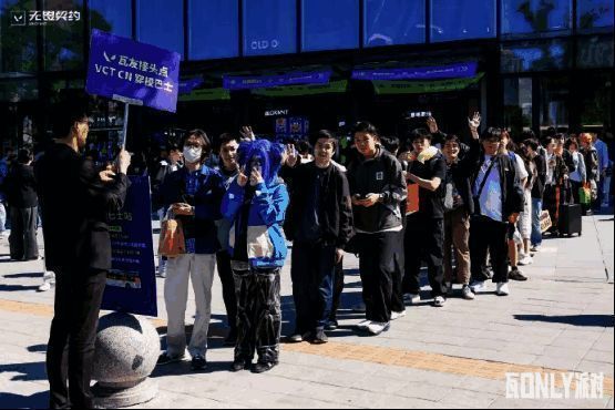 玩家在怪奇反应堆前合影留念，巨型装置引人注目