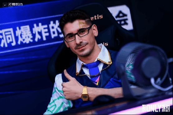 EDG选手与主播正在进行表演赛，现场观众热情高涨