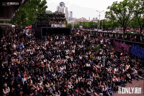 奶妈COSER正在为玩家把脉诊断，周围人群围观拍照