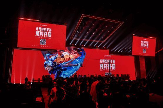 众多路人围观展览,被高质量二创作品吸引驻足