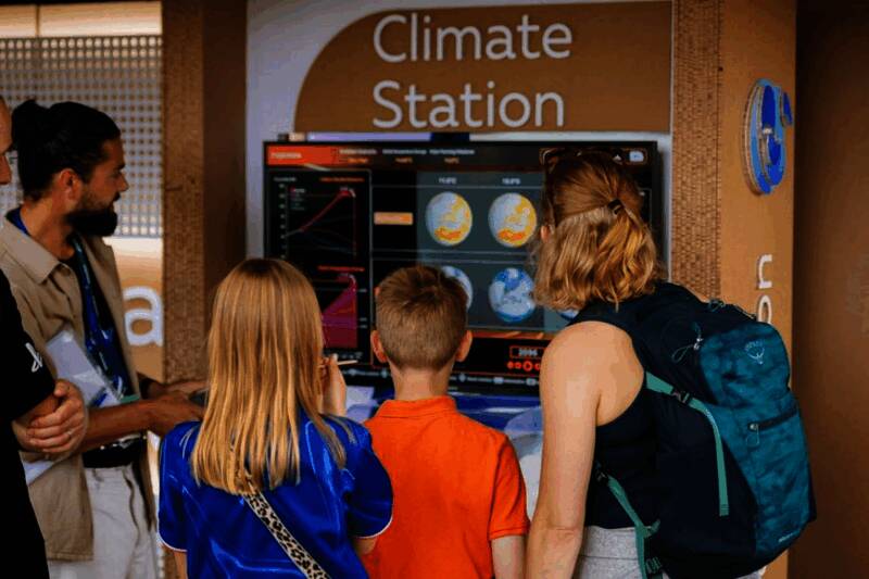 气象学家Laura Tobin在视频中讲解气候数据,画面右侧显示气温上升曲线图