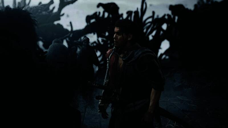 游戏场景截图,展示神秘古风建筑与角色行进画面