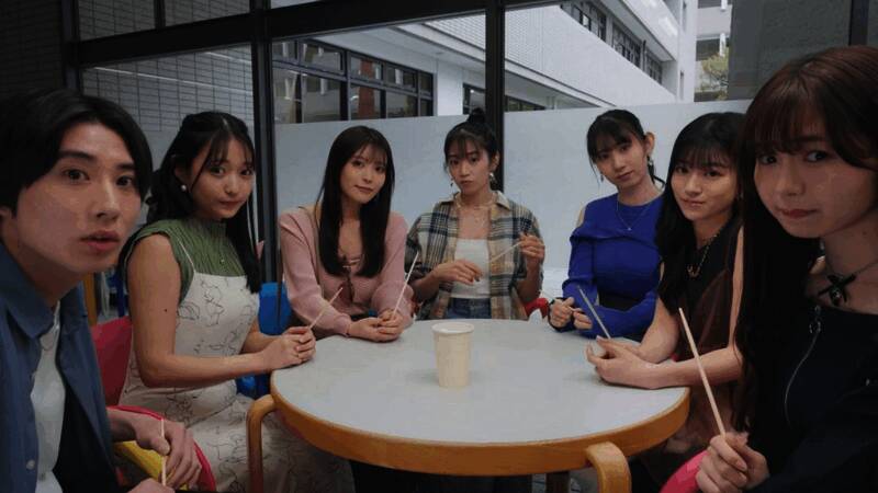 主角在东京街头与其中一位女主角交谈的场景,画面充满生活气息