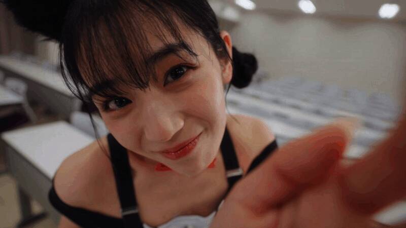 两人在公园长椅上的对话场景,光影效果逼真,氛围感十足