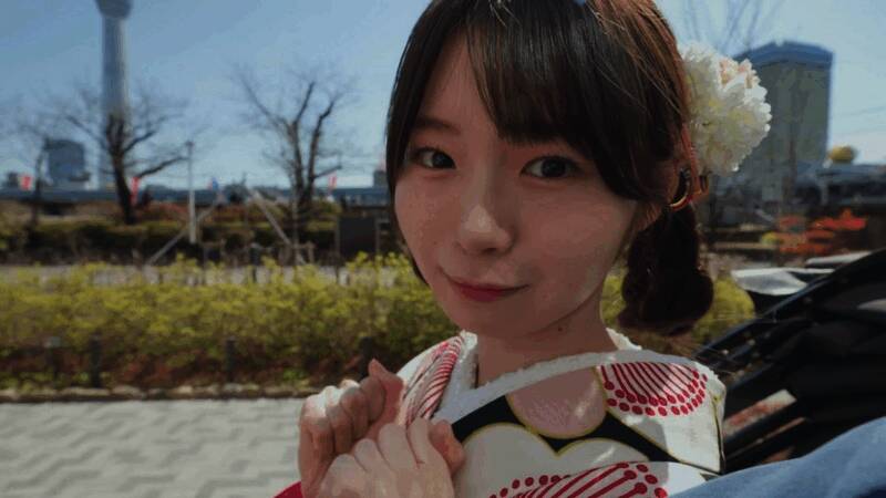 雨天街道的环境渲染非常真实,角色情绪通过微表情展现得淋漓尽致