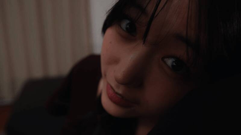 夜晚城市灯光下的告白情节,画面构图极具电影感