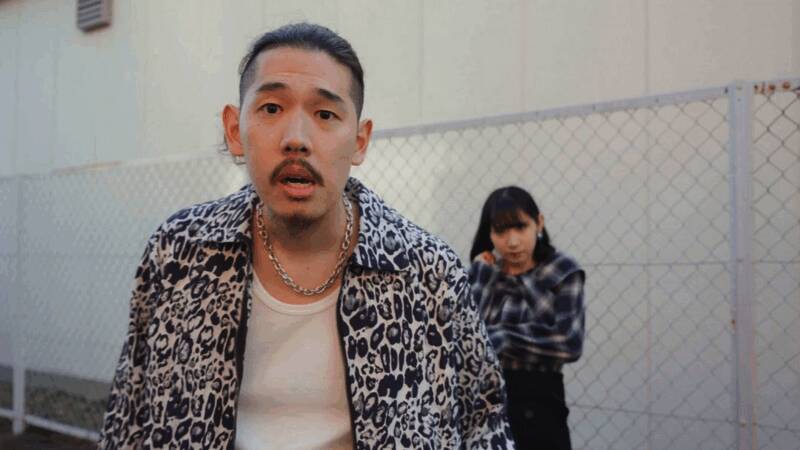 游戏菜单界面设计简洁现代,主视觉图展现男女主角牵手背影