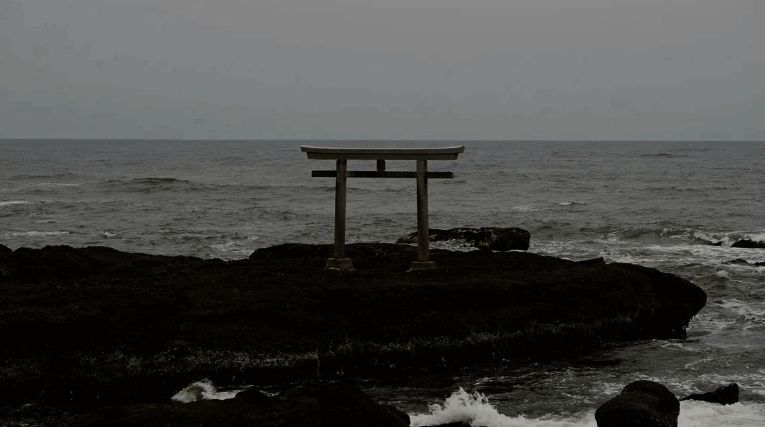 《羊蹄山之魂》开发团队成员在北海道取材途中合影，背景是美丽的自然风光