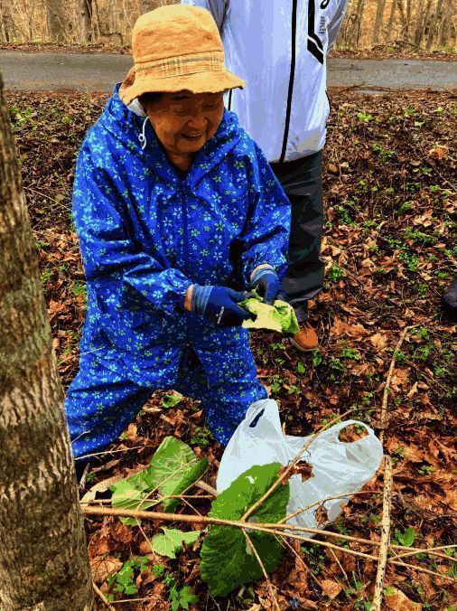 开发团队与阿依努文化老奶奶亲切交流，现场气氛温馨