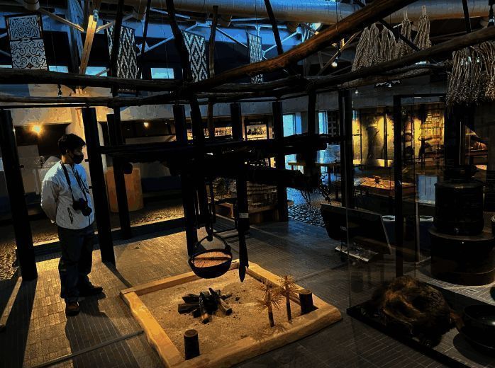 团队参观古老的农耕设施，认真记录细节