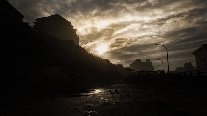 浣熊市夜景图,灯光微弱,天空阴沉,城市笼罩在压抑氛围中