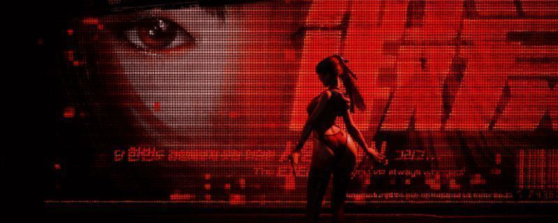 剑星角色展示战斗技能,手持光刃与敌人对峙