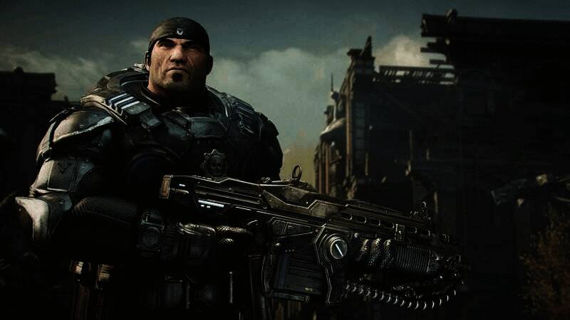 《战争机器：重装上阵》游戏封面展示，主角手持链锯枪，背景为废墟战场