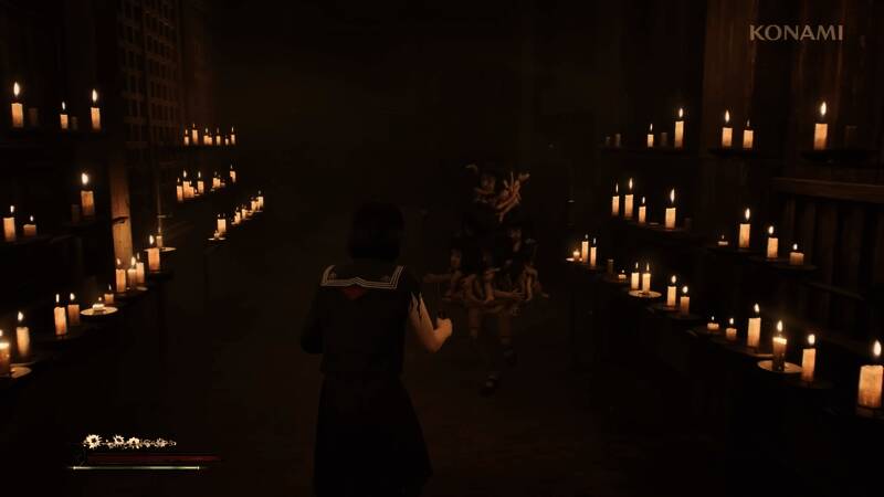 主角雏子站在雾气弥漫的街头,远处隐约可见诡异轮廓