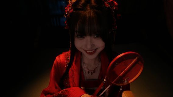 谢筱筱俏皮地坐在窗边,眼中闪烁灵动光芒,衣着轻快活泼