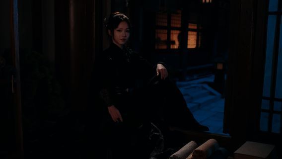 阿宁手持短刃,眼神凌厉,身穿夜行衣在黑暗中潜伏待命