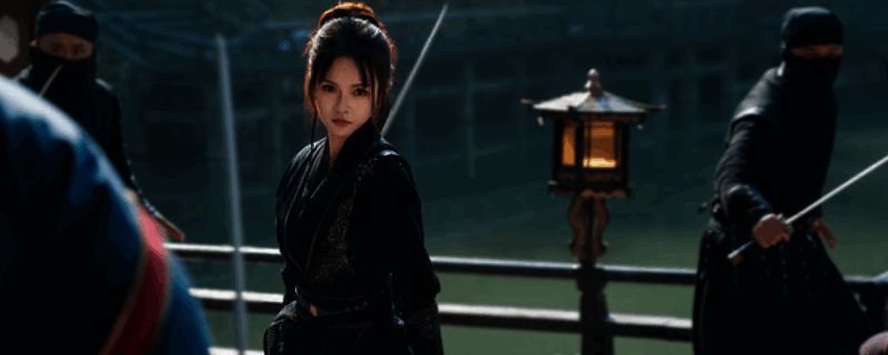 游戏封面海报，展示多位女性角色围绕主角的场景