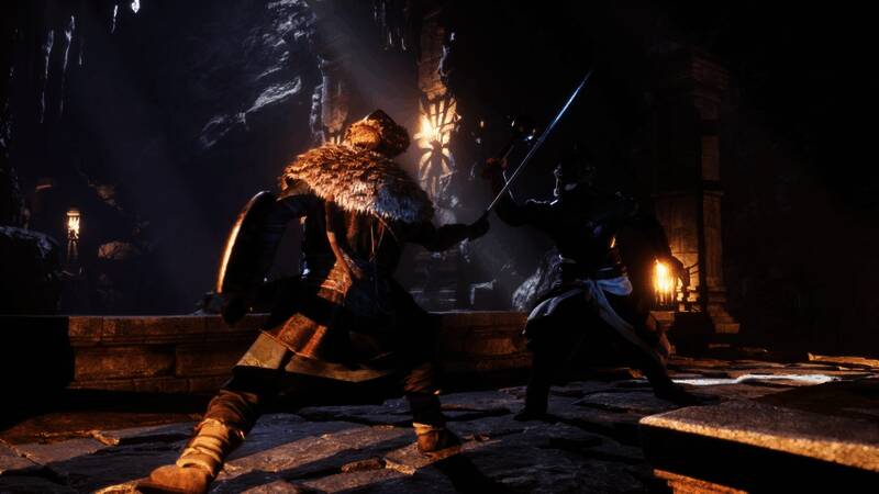 夜晚篝火旁的角色对话场景,气氛温馨而神秘