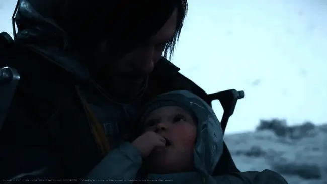 诺曼·瑞杜斯在动作捕捉设备下表演，表情投入，背景可见多个感应球