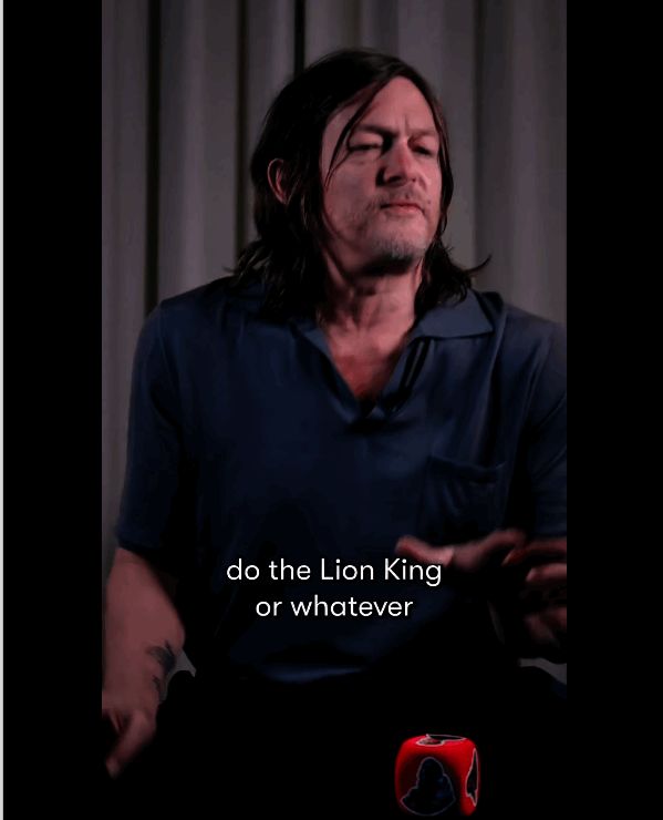 诺曼·瑞杜斯身穿全套动捕装备，手捧婴儿玩偶，神情专注而认真