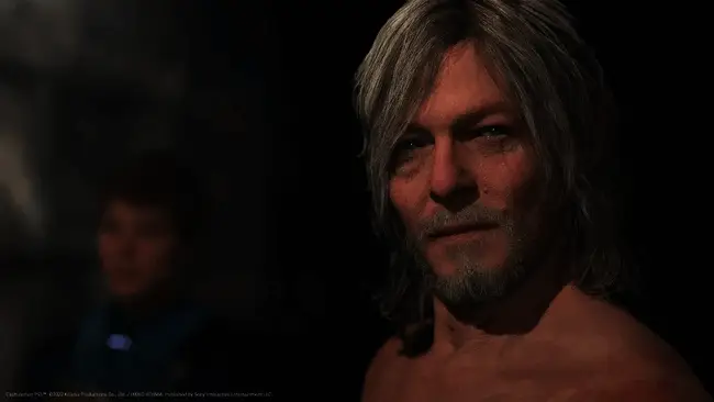 小岛秀夫与诺曼·瑞杜斯在拍摄现场交流,两人神情专注