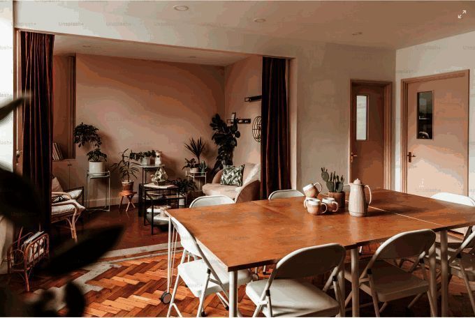 Camtasia2024界面中显示的一张家具照片，画面明亮温暖