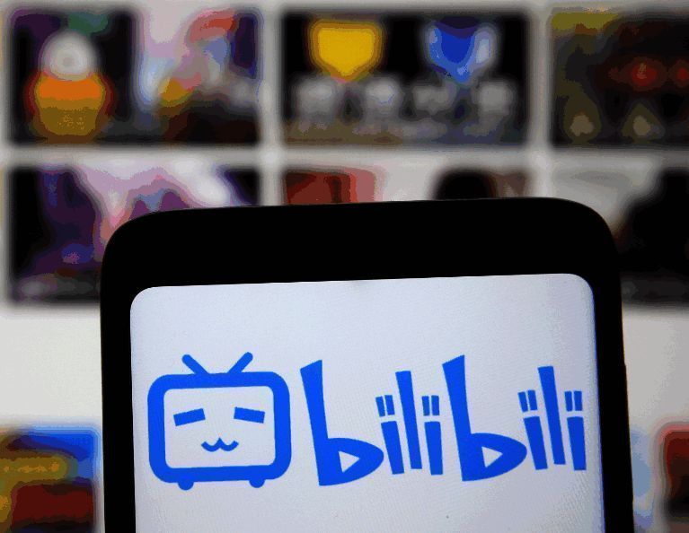 第三方视频下载工具界面示意图，展示链接粘贴与下载过程