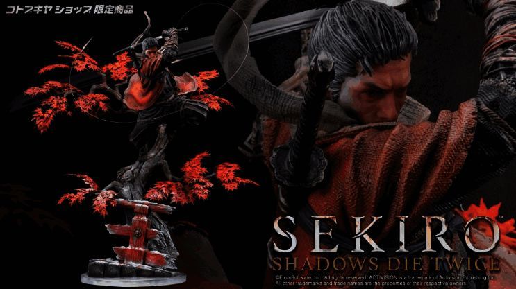 《只狼》男主角雕像正面展示，身穿标志性忍者装束，手持战刀神情坚毅