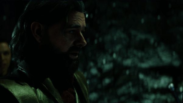 琳恩站在高台之上,俯瞰整个王国,身后是燃烧的战场