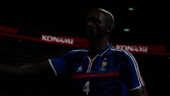 维埃拉在中场进行长传调度,视野开阔