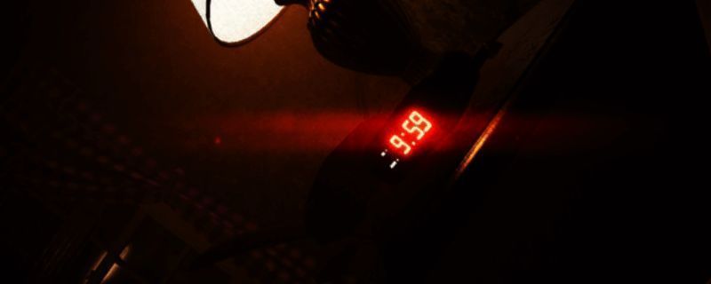 夜勤旅店游戏封面展示,昏暗灯光下的旅馆前台场景,营造出诡异氛围