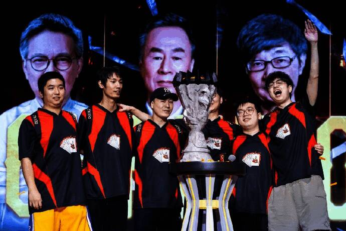 DOTA2不朽杯总决赛现场，选手们神情专注进行激烈对决