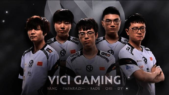 ‘四带二’战队庆祝夺冠时刻，成员表情各异，气氛热烈