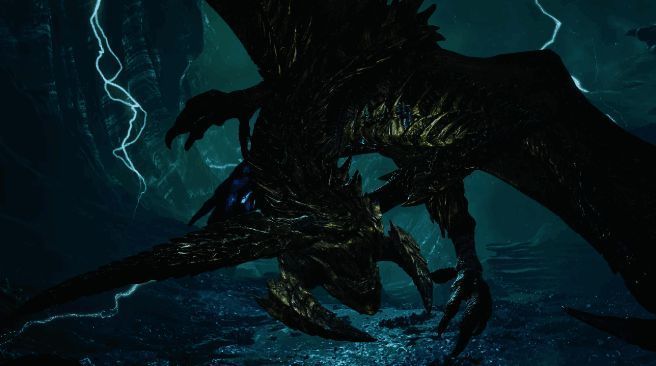 历战王煌雷龙展翅怒吼，金色甲壳在阳光下闪耀