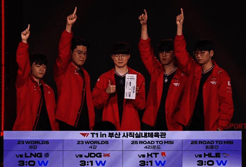 T1战队在比赛中专注操作,气氛紧张而激烈