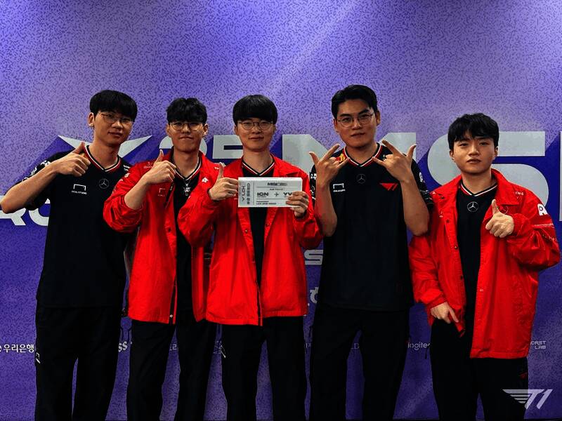 观众席上T1粉丝挥舞应援旗帜,现场氛围热烈高涨