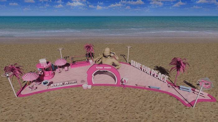 现场游客与巨型三级头沙雕合影留念,气氛热烈