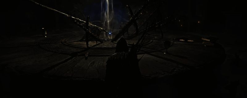 游戏内角色铁眼持双刃战斗画面,背景为黑夜笼罩的战场