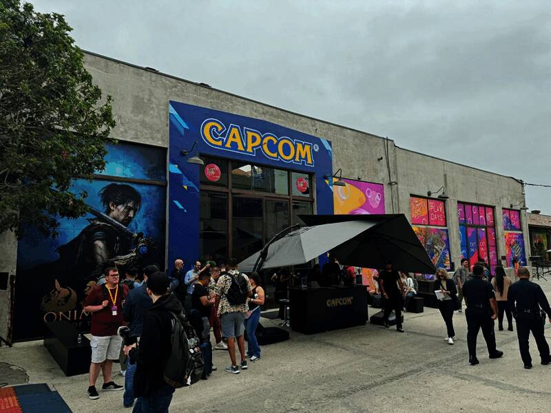 《生化危机9：安魂曲》试玩版宣传图，展示主角格蕾丝在废弃医院中惊恐奔跑的场景